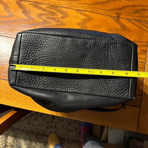 Vintage Coach Pebbled Leather bag. Beautiful! Soft leather w/swivel bolt closure - Picture 13 of 14